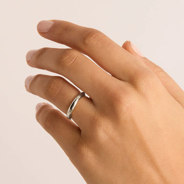 Charlotte Lover Ring Medium Silver